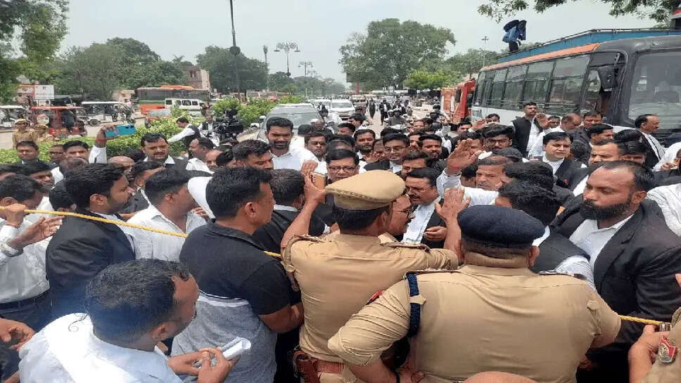  अयोध्या में सड़क पर उतरे सैकड़ों वकील, चंपत राय समेत ट्रस्ट पदाधिकारियों पर FIR की मांग