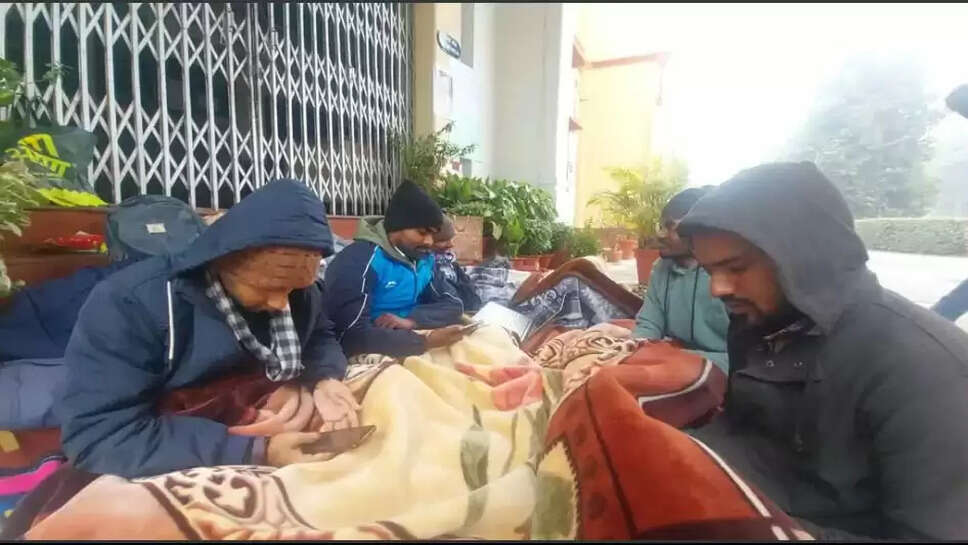 पीएचडी छात्रों का धरना