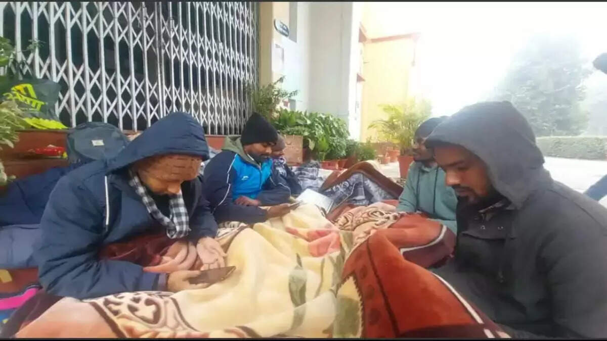 पीएचडी छात्रों का धरना