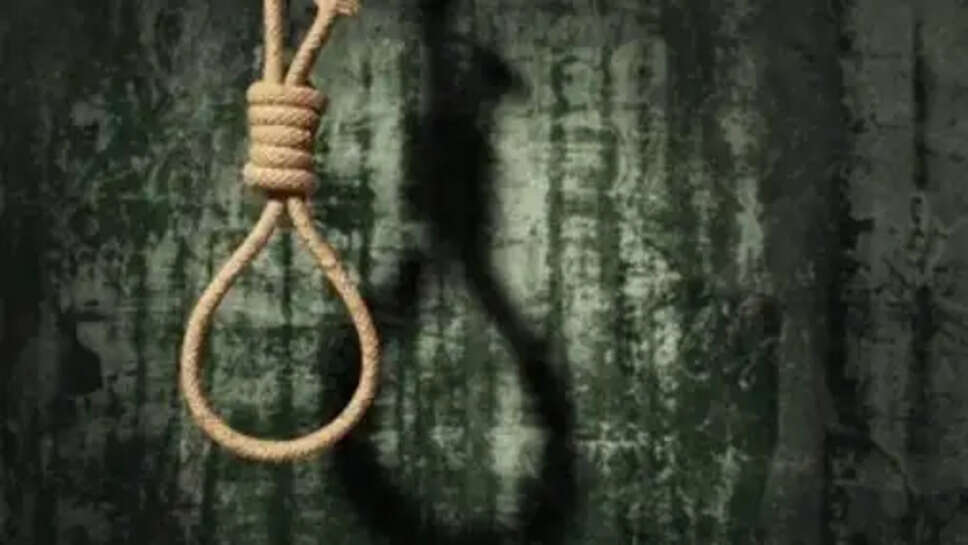 पत्नी ने लगा ली फांसी