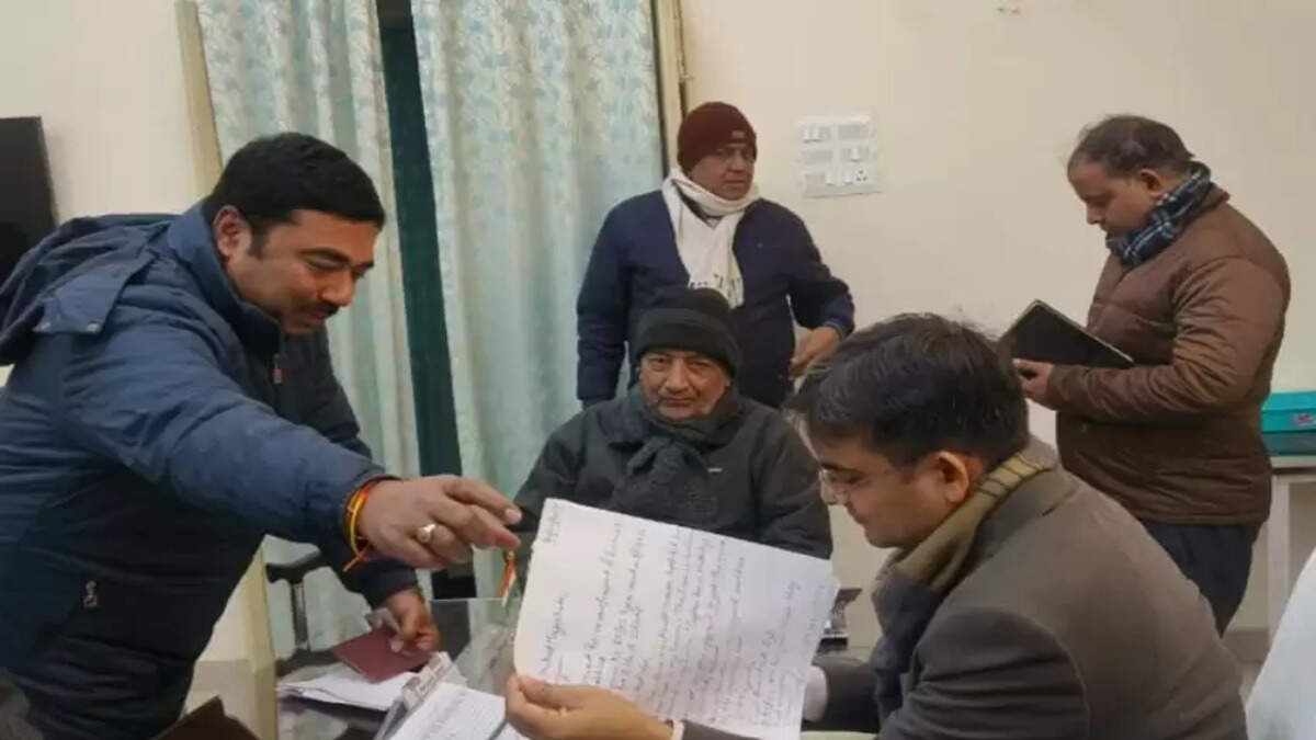 जनता दर्शन में डीएम सख्त
