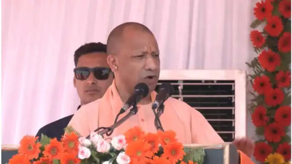  CM Yogi बोले &ndash; नौ वर्षों में विकास की नई ऊंचाइयों पर पहुंचा Lucknow, 250 E और CNG कूड़ा वाहनों को दिखाई हरी झंडी