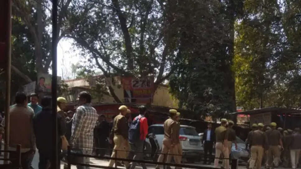 वाराणसी: तुलसी घाट के सामने दो नावों की भीषण टक्कर, एक नाव गंगा में डूबी; 5 यात्री बाल-बाल बचे