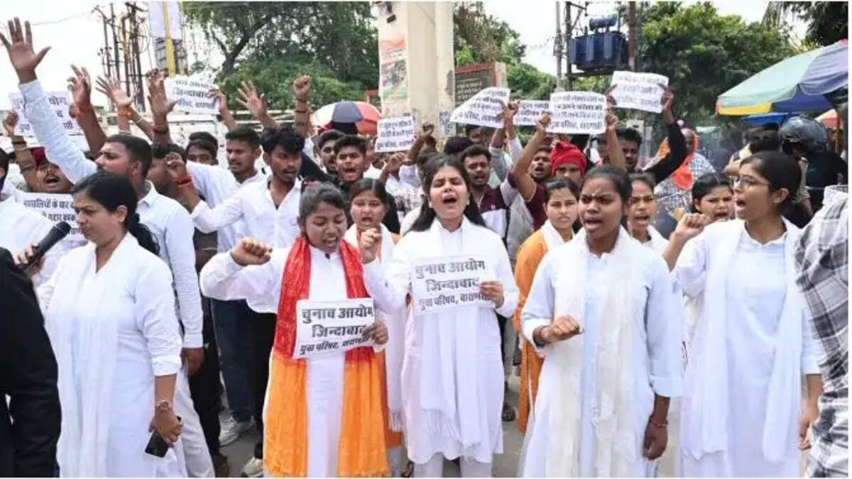  वाराणसी में चुनाव आयोग के समर्थन में युवा परिषद का 'न्याय मार्च', राहुल गांधी और अभिजीत दीपके के खिलाफ नारेबाजी