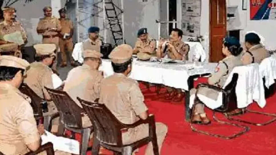 12&nbsp;पुलिसकर्मी निलंबित