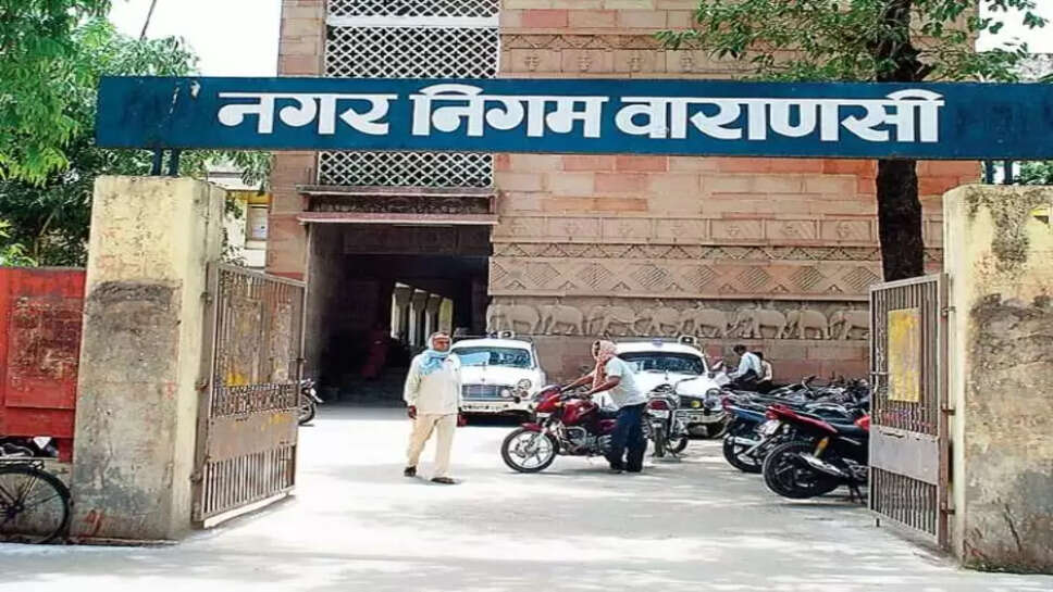 वाराणसी में अवैध विज्ञापनों का जाल: नगर निगम को 6 साल में 30 करोड़ का नुकसान, 800 से ज्यादा स्पॉट चिह्नित