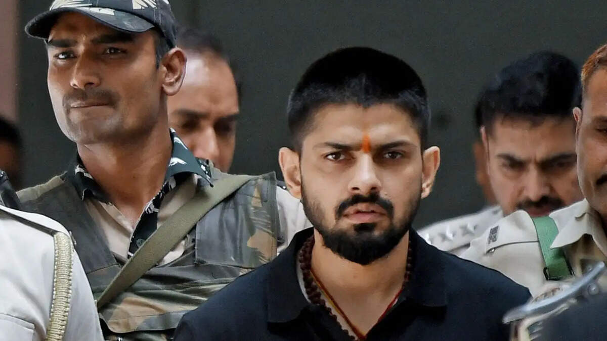 दिल्ली के कश्मीरी गेट में गैंगस्टर लॉरेंस बिश्नोई के वकील की कार पर फायरिंग, एक घायल
