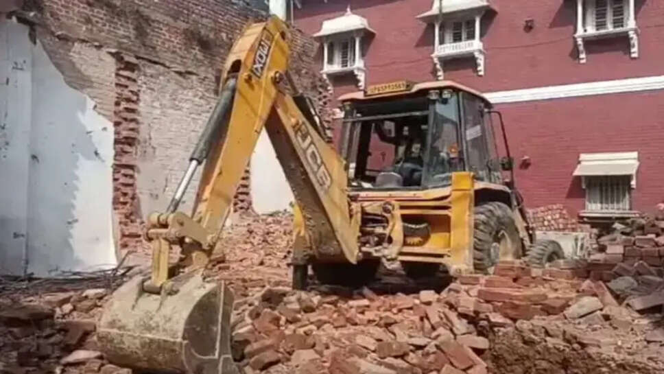 ईद के बाद दालमंडी में चला बुलडोजर