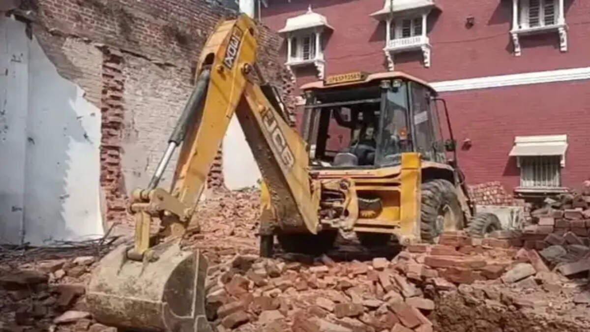 ईद के बाद दालमंडी में चला बुलडोजर