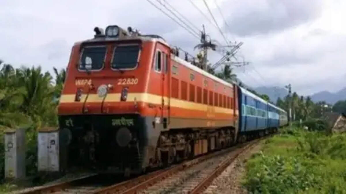 रेलवे ने बदला 13 ट्रेनों का रूट
