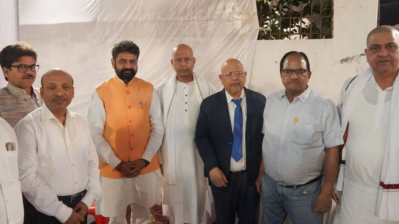 डॉ आर.के. ओझा के पिता स्व. लल्लन ओझा को नम आंखों से श्रद्धांजलि, तेरहवीं में उमड़े शहर के गणमान्य