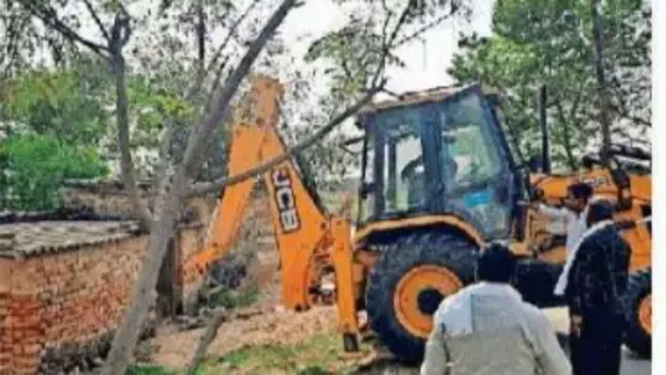 राजस्व टीम से अभद्रता