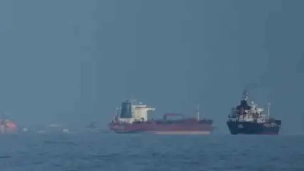 भारतीय जहाजों पर फायरिंग