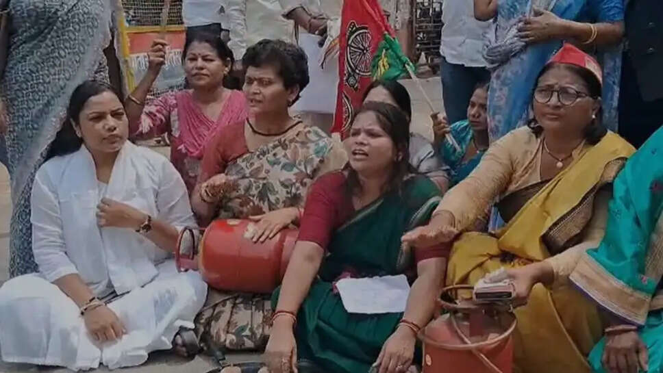 सपा महिला सभा का प्रदर्शन