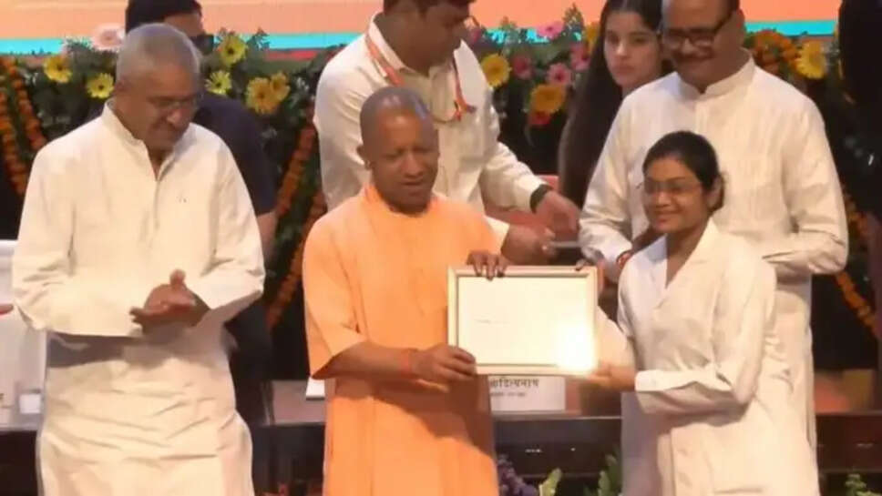  665 नर्सिंग अधिकारियों को नियुक्ति पत्र, सीएम योगी बोले&mdash; 9 साल में 9 लाख युवाओं को मिली सरकारी नौकरी
