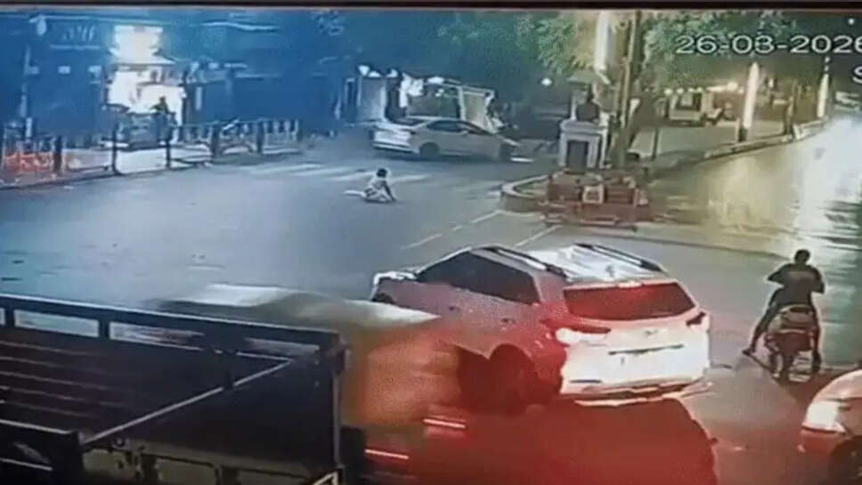 तेज रफ्तार कार ने 4 को मारी टक्कर