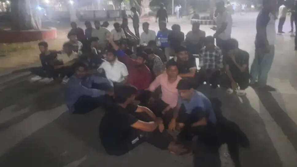 BHU के विश्वनाथ मंदिर में पार्किंग पर बवाल