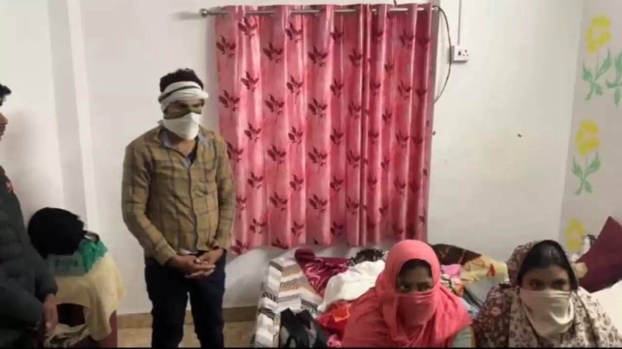 वाराणसी में देह व्यापार का भंडाफोड़, गेस्ट हाउस से 3 युवतियां और ग्राहक गिरफ्तार