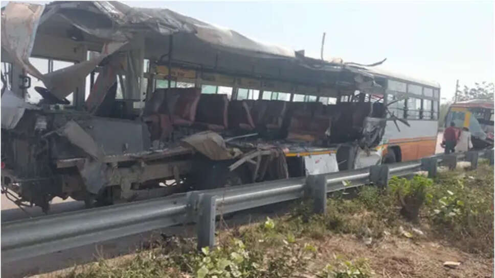 लखनऊ-आगरा एक्सप्रेसवे पर दर्दनाक हादसा: खड़े ट्रक से टकराईं दो रोडवेज बसें, 3 की मौत, 31 घायल