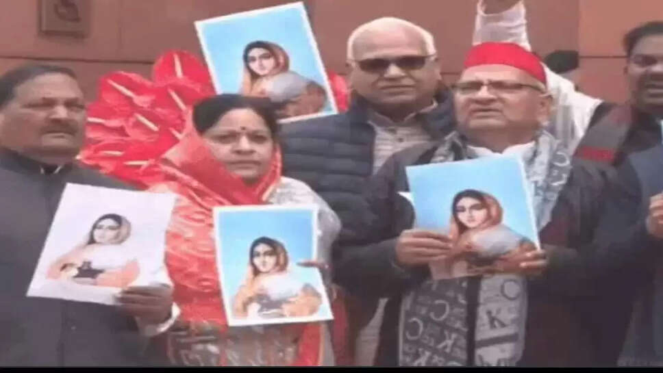 सपाइयों का संसद के बाहर प्रदर्शन