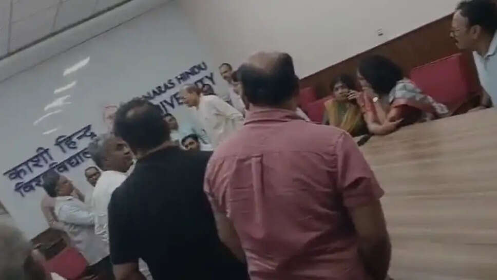 BHU में शिक्षकों का विरोध प्रदर्शन