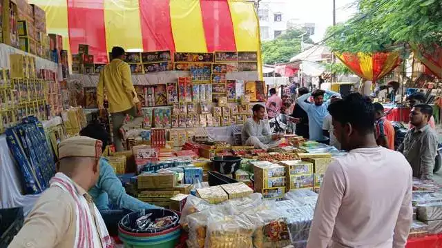 दीपावली पर वाराणसी के 30 स्थानों पर अस्थायी पटाखा बाजार, ग्रीन पटाखों की बढ़ी मांग दीपावली पर वाराणसी के 30 स्थानों पर अस्थायी पटाखा बाजार, ग्रीन पटाखों की बढ़ी मांग दीपावली पर वाराणसी के 30 स्थानों पर अस्थायी पटाखा बाजार, ग्रीन पटाखों की बढ़ी मांग