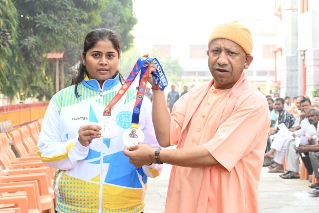 सीएम योगी ने जनता दर्शन में सुनी लोगों की समस्याएं, कहा- गरीबों की जमीन पर कब्जा करने वालों पर होगी सख्त कार्रवाई सीएम योगी ने जनता दर्शन में सुनी लोगों की समस्याएं, कहा- गरीबों की जमीन पर कब्जा करने वालों पर होगी सख्त कार्रवाई