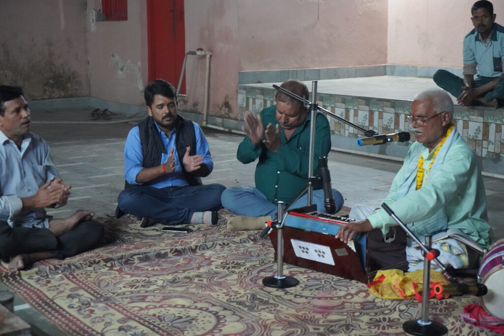 गणेश गैबी मंदिर में साप्ताहिक भजन-कीर्तन: भक्ति रस में डूबे श्रद्धालु गणेश गैबी मंदिर में साप्ताहिक भजन-कीर्तन: भक्ति रस में डूबे श्रद्धालु