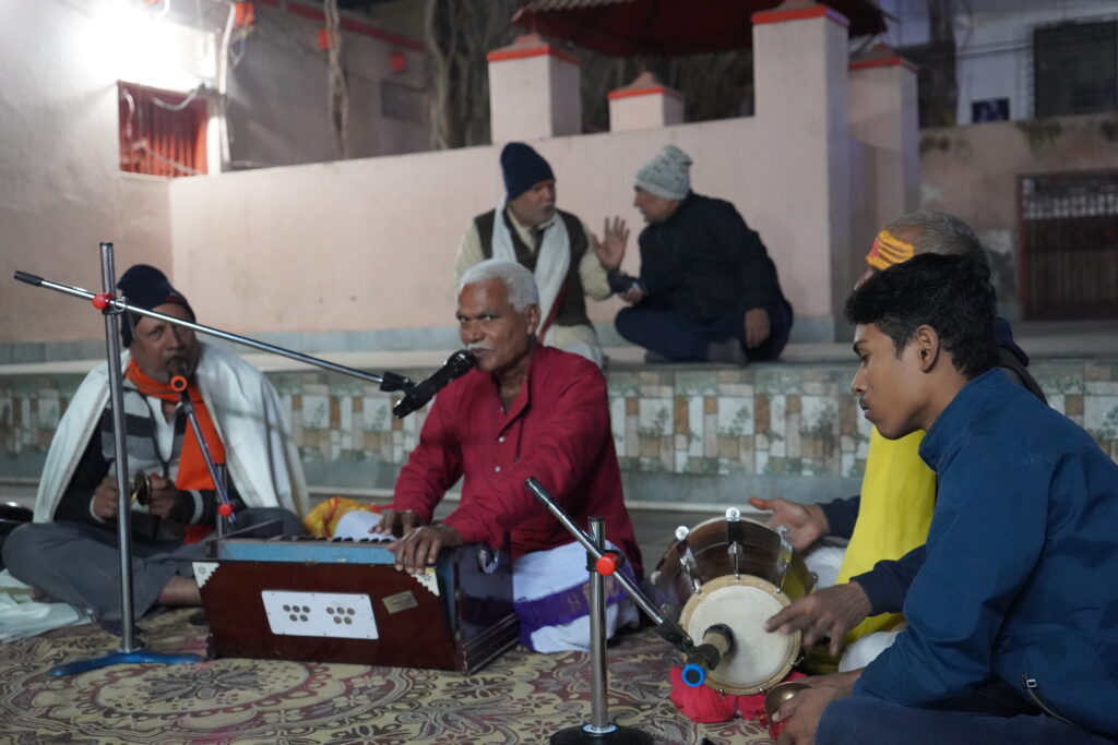 गणेश गैबी मंदिर में साप्ताहिक भजन-कीर्तन: भक्ति रस में डूबे श्रद्धालु गणेश गैबी मंदिर में साप्ताहिक भजन-कीर्तन: भक्ति रस में डूबे श्रद्धालु