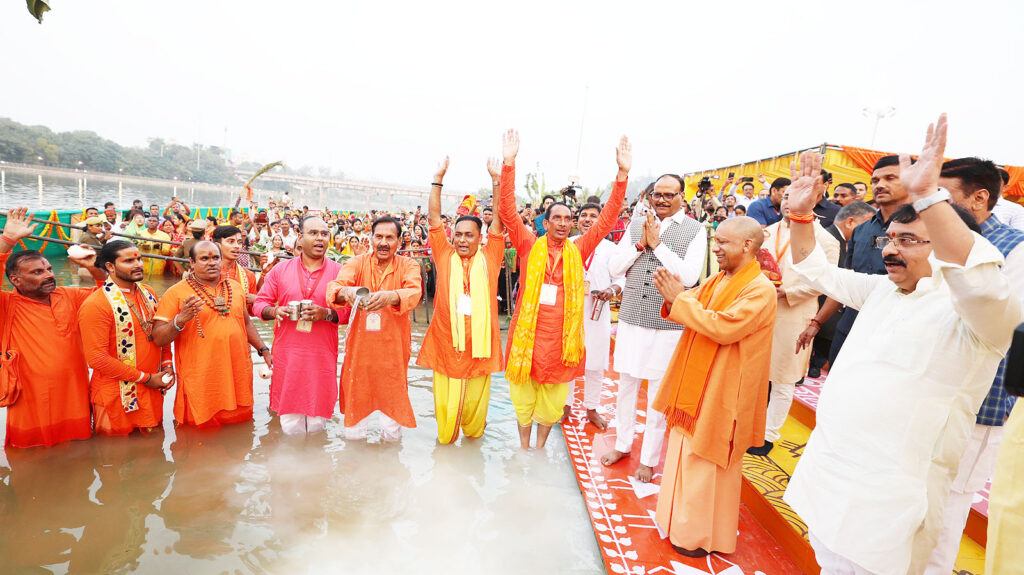 मुख्यमंत्री योगी आदित्यनाथ ने की पूजा में शिरकत,छठ पूजा के लिए गोमती घाटों पर उमड़ी श्रद्धालुओं की भीड़ मुख्यमंत्री योगी आदित्यनाथ ने की पूजा में शिरकत,छठ पूजा के लिए गोमती घाटों पर उमड़ी श्रद्धालुओं की भीड़