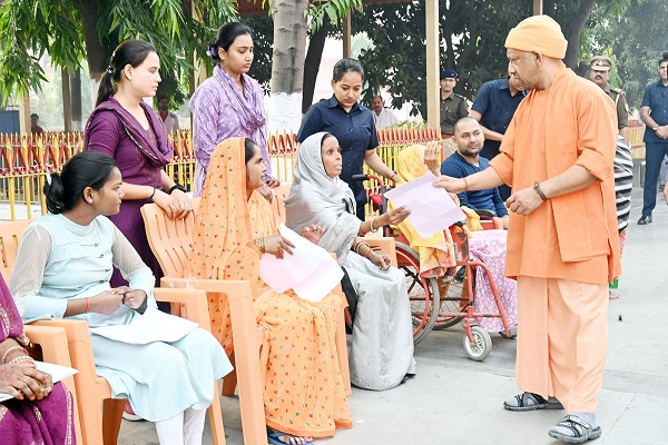 जनता दर्शन : गंभीर बीमारियों के इलाज के लिए मदद मांगने आए लोगों को मुख्यमंत्री योगी ने दिया भरोसा जनता दर्शन : गंभीर बीमारियों के इलाज के लिए मदद मांगने आए लोगों को मुख्यमंत्री योगी ने दिया भरोसा