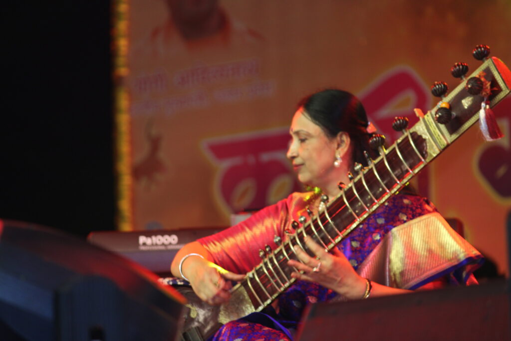 गंगा महोत्सव की दूसरी निशा सांस्कृतिक प्रस्तुतियों ने किया मोहित, इटावा घराना और दिल्ली के कलाकारों ने बांधा समा गंगा महोत्सव की दूसरी निशा सांस्कृतिक प्रस्तुतियों ने किया मोहित, इटावा घराना और दिल्ली के कलाकारों ने बांधा समा गंगा महोत्सव की दूसरी निशा सांस्कृतिक प्रस्तुतियों ने किया मोहित, इटावा घराना और दिल्ली के कलाकारों ने बांधा समा