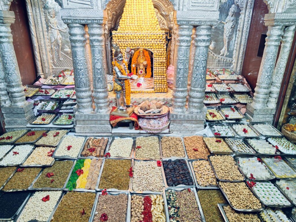 अन्नकूट उत्सव: काशी के मंदिरों में सजी विविध व्यंजनों की झांकी, अन्नपूर्णा देवी को 511 कुंतल मिठाई का भोग किया गया अर्पित अन्नकूट उत्सव: काशी के मंदिरों में सजी विविध व्यंजनों की झांकी, अन्नपूर्णा देवी को 511 कुंतल मिठाई का भोग किया गया अर्पित अन्नकूट उत्सव: काशी के मंदिरों में सजी विविध व्यंजनों की झांकी, अन्नपूर्णा देवी को 511 कुंतल मिठाई का भोग किया गया अर्पित