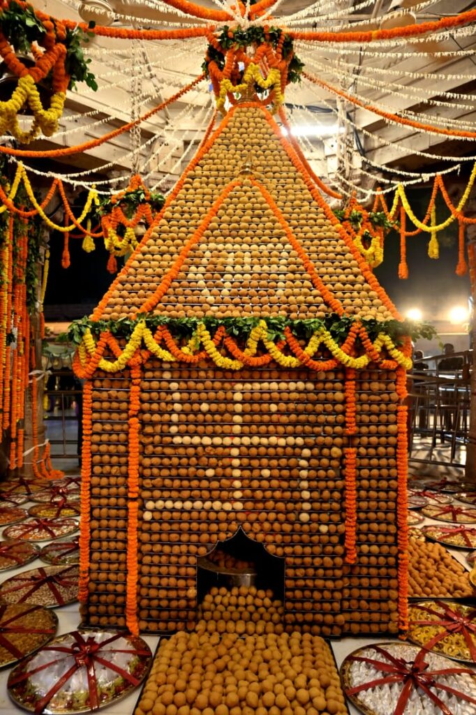 अन्नकूट उत्सव: काशी के मंदिरों में सजी विविध व्यंजनों की झांकी, अन्नपूर्णा देवी को 511 कुंतल मिठाई का भोग किया गया अर्पित अन्नकूट उत्सव: काशी के मंदिरों में सजी विविध व्यंजनों की झांकी, अन्नपूर्णा देवी को 511 कुंतल मिठाई का भोग किया गया अर्पित अन्नकूट उत्सव: काशी के मंदिरों में सजी विविध व्यंजनों की झांकी, अन्नपूर्णा देवी को 511 कुंतल मिठाई का भोग किया गया अर्पित