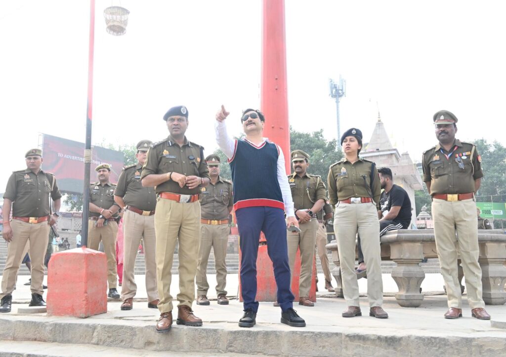 छठ पर्व के लिए वाराणसी पुलिस कमिश्नर का गंगा घाटों का निरीक्षण, सुरक्षा व भीड़ प्रबंधन के दिए अहम निर्देश छठ पर्व के लिए वाराणसी पुलिस कमिश्नर का गंगा घाटों का निरीक्षण, सुरक्षा व भीड़ प्रबंधन के दिए अहम निर्देश