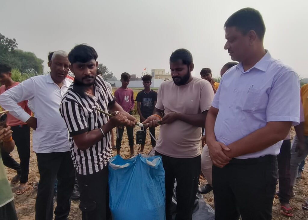 जिलाधिकारी ने रमईपट्टी में किया निरीक्षण, किसानों को सरकारी क्रय केंद्र पर धान बेचने की दी सलाह जिलाधिकारी ने रमईपट्टी में किया निरीक्षण, किसानों को सरकारी क्रय केंद्र पर धान बेचने की दी सलाह