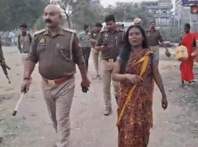 सामने घाट पुल पर गंगा में कूदने जा रही महिला को पुलिस ने बचाया, पति से हुआ था विवाद सामने घाट पुल पर गंगा में कूदने जा रही महिला को पुलिस ने बचाया, पति से हुआ था विवाद सामने घाट पुल पर गंगा में कूदने जा रही महिला को पुलिस ने बचाया, पति से हुआ था विवाद
