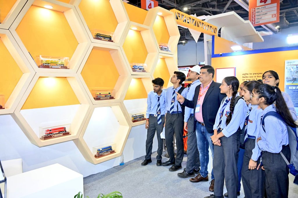 IITF 2024 में भविष्यवादी भारतीय रेल का भव्य प्रदर्शन, BLW के मॉडल बने मुख्य आकर्षण IITF 2024 में भविष्यवादी भारतीय रेल का भव्य प्रदर्शन, BLW के मॉडल बने मुख्य आकर्षण IITF 2024 में भविष्यवादी भारतीय रेल का भव्य प्रदर्शन, BLW के मॉडल बने मुख्य आकर्षण