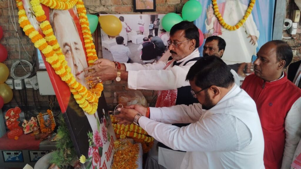 नेशनल इक्वल पार्टी के कार्यालय पर धूमधाम से मनी धरतीपुत्र मुलायम सिंह यादव की 85वीं जयंती नेशनल इक्वल पार्टी के कार्यालय पर धूमधाम से मनी धरतीपुत्र मुलायम सिंह यादव की 85वीं जयंती नेशनल इक्वल पार्टी के कार्यालय पर धूमधाम से मनी धरतीपुत्र मुलायम सिंह यादव की 85वीं जयंती