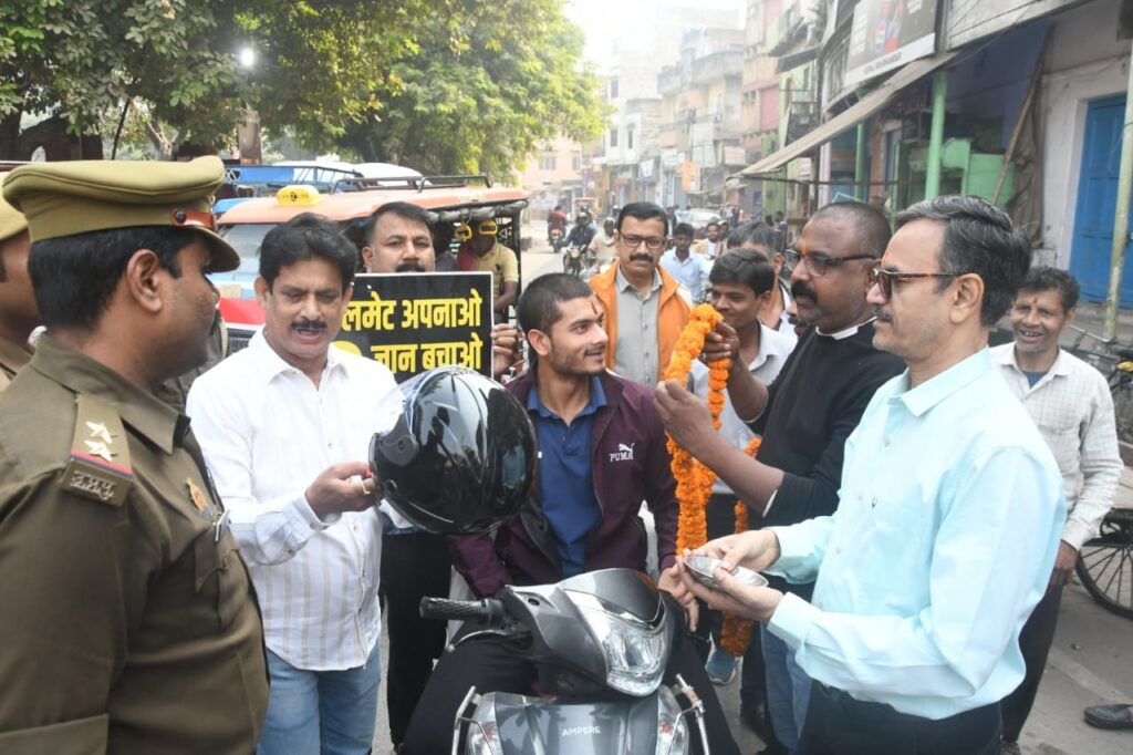 यातायात माह: समाजिक संस्था ने लोगों को किया जागरुक, ट्रैफिक रुल बताकर बांटा हेलमेट यातायात माह: समाजिक संस्था ने लोगों को किया जागरुक, ट्रैफिक रुल बताकर बांटा हेलमेट यातायात माह: समाजिक संस्था ने लोगों को किया जागरुक, ट्रैफिक रुल बताकर बांटा हेलमेट