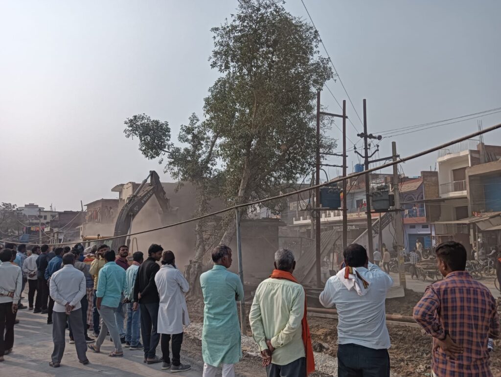 रोहनिया में सिक्स लेन चौड़ीकरण के लिए पीएसी बल की मौजूदगी में 200 मीटर क्षेत्र मुक्त रोहनिया में सिक्स लेन चौड़ीकरण के लिए पीएसी बल की मौजूदगी में 200 मीटर क्षेत्र मुक्त रोहनिया में सिक्स लेन चौड़ीकरण के लिए पीएसी बल की मौजूदगी में 200 मीटर क्षेत्र मुक्त