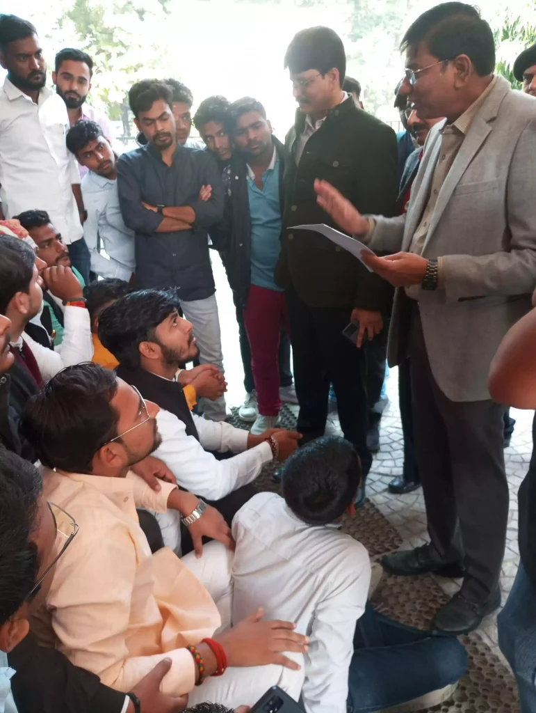 काशी विद्यापीठ में प्रवेश प्रक्रिया में देरी पर छात्रों का प्रदर्शन, प्रशासन ने जल्द समाधान का दिया आश्वासन काशी विद्यापीठ में प्रवेश प्रक्रिया में देरी पर छात्रों का प्रदर्शन, प्रशासन ने जल्द समाधान का दिया आश्वासन काशी विद्यापीठ में प्रवेश प्रक्रिया में देरी पर छात्रों का प्रदर्शन, प्रशासन ने जल्द समाधान का दिया आश्वासन
