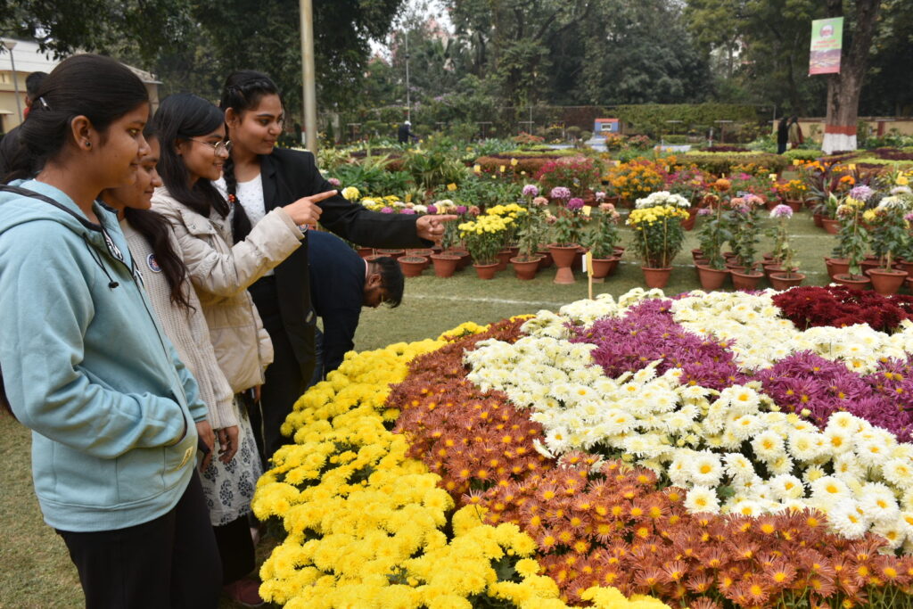 BHU: मालवीय जी की जयंती पर शुरू हुआ तीन दिवसीय फ्लॉवर एग्जिबिशन, रंग-बिरंगे फूलों से सजी ‘महामना की बगिया’ BHU: मालवीय जी की जयंती पर शुरू हुआ तीन दिवसीय फ्लॉवर एग्जिबिशन, रंग-बिरंगे फूलों से सजी ‘महामना की बगिया’ BHU: मालवीय जी की जयंती पर शुरू हुआ तीन दिवसीय फ्लॉवर एग्जिबिशन, रंग-बिरंगे फूलों से सजी ‘महामना की बगिया’