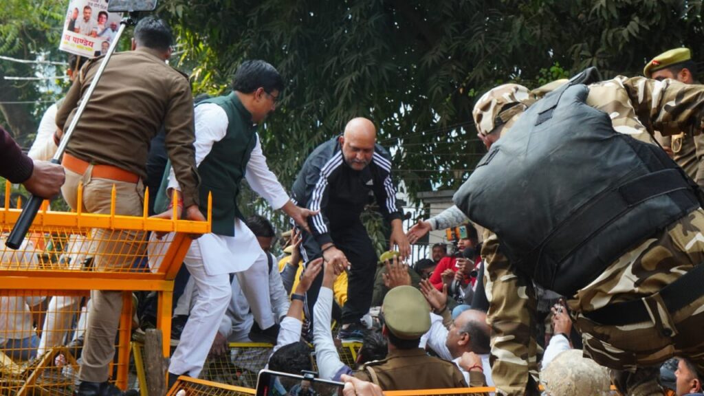 कांग्रेस नेताओं की गिरफ्तारी के बाद लखनऊ में कानून-व्यवस्था की स्थिति बनी तनावपूर्ण कांग्रेस नेताओं की गिरफ्तारी के बाद लखनऊ में कानून-व्यवस्था की स्थिति बनी तनावपूर्ण कांग्रेस नेताओं की गिरफ्तारी के बाद लखनऊ में कानून-व्यवस्था की स्थिति बनी तनावपूर्ण