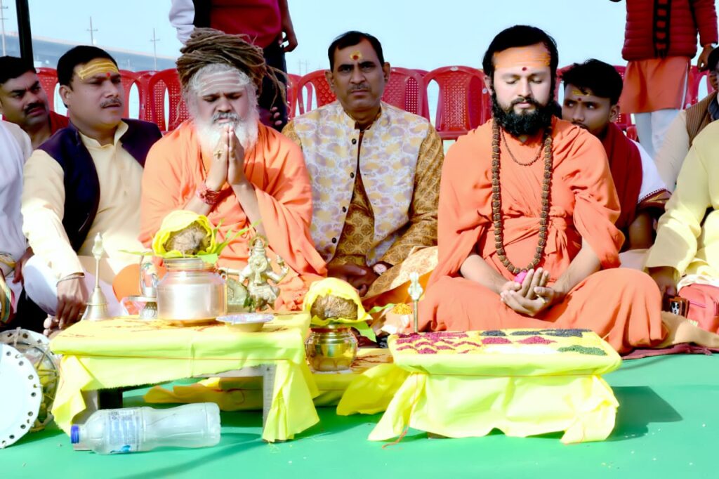 महाकुंभ की तैयारी: ज्योतिष्पीठ और द्वारकापीठ शिविर का भूमिपूजन सम्पन्न महाकुंभ की तैयारी: ज्योतिष्पीठ और द्वारकापीठ शिविर का भूमिपूजन सम्पन्न महाकुंभ की तैयारी: ज्योतिष्पीठ और द्वारकापीठ शिविर का भूमिपूजन सम्पन्न