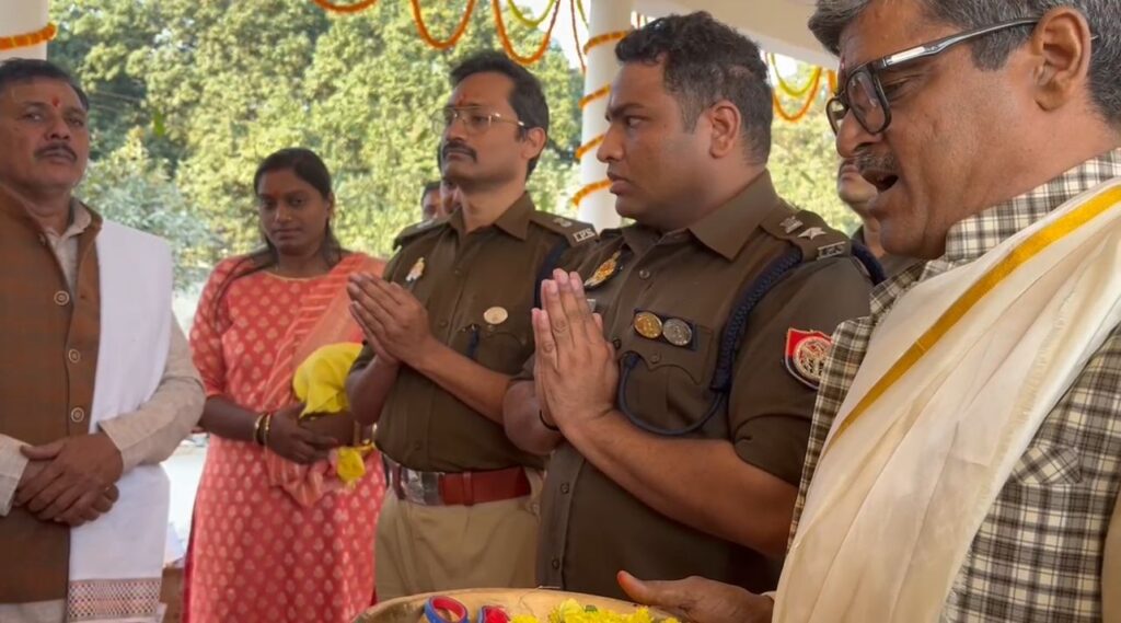 सिंधौरा थाने में भव्य रामजानकी मंदिर का निर्माण, डीसीपी प्रमोद कुमार ने किया उद्घाटन सिंधौरा थाने में भव्य रामजानकी मंदिर का निर्माण, डीसीपी प्रमोद कुमार ने किया उद्घाटन सिंधौरा थाने में भव्य रामजानकी मंदिर का निर्माण, डीसीपी प्रमोद कुमार ने किया उद्घाटन