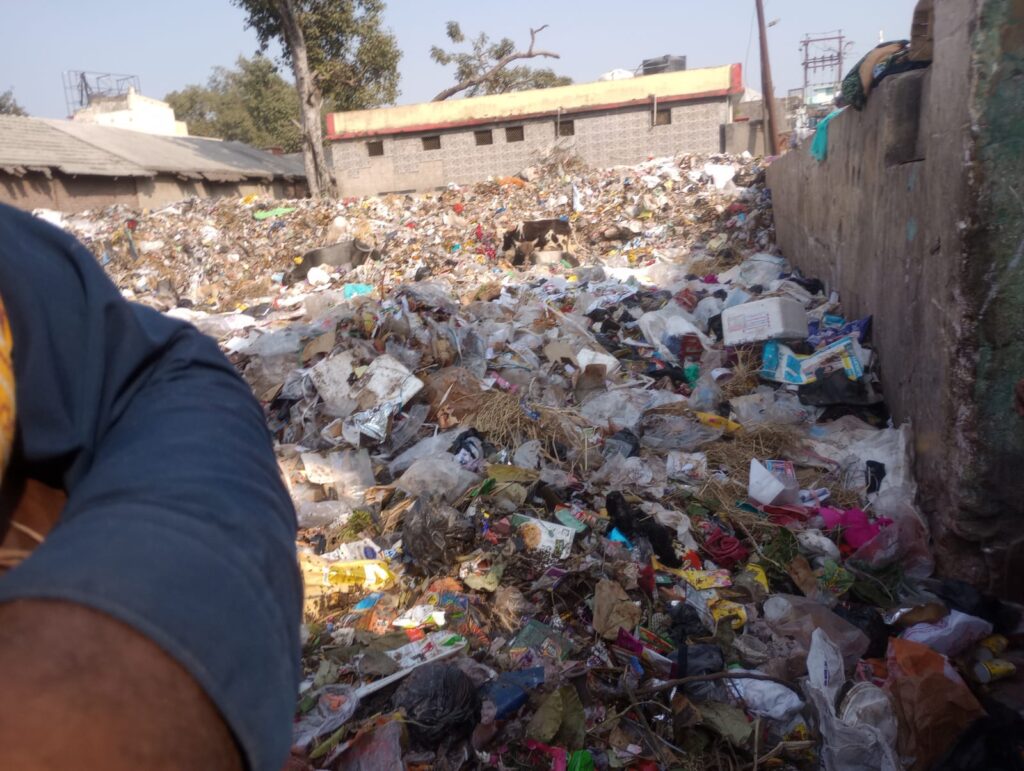 विशेश्वरगंज के व्यापारियों का विरोध: कूड़ा घर में कचरा फेंकने पर रोक, समय निर्धारित करने की मांग विशेश्वरगंज के व्यापारियों का विरोध: कूड़ा घर में कचरा फेंकने पर रोक, समय निर्धारित करने की मांग विशेश्वरगंज के व्यापारियों का विरोध: कूड़ा घर में कचरा फेंकने पर रोक, समय निर्धारित करने की मांग