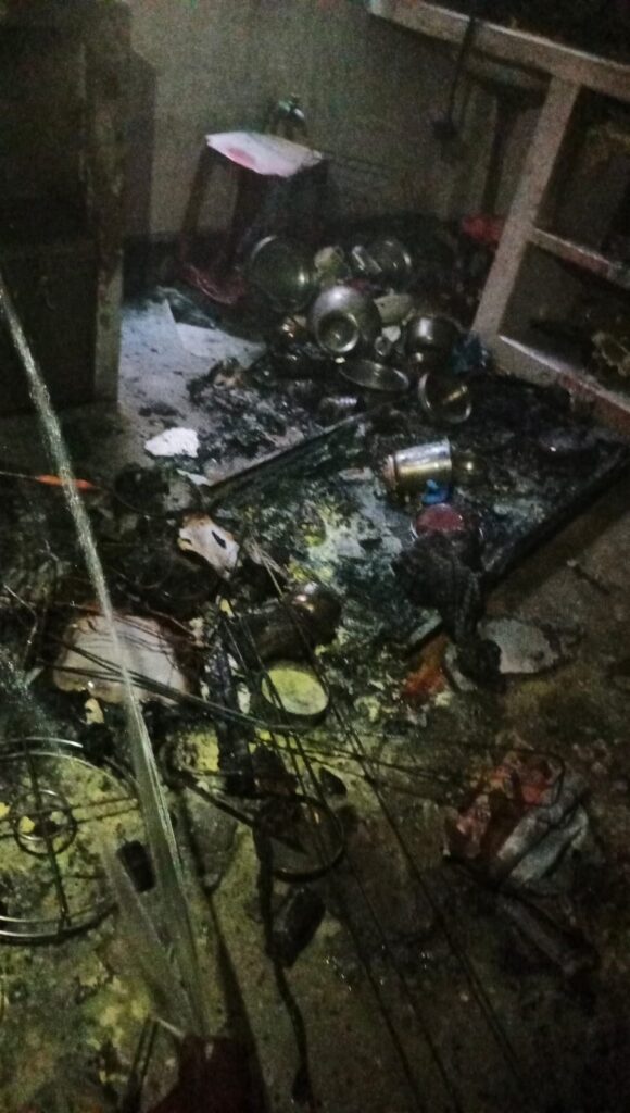 शॉर्ट सर्किट से लगी आग, लंका पुलिस की तत्परता से टला बड़ा हादसा शॉर्ट सर्किट से लगी आग, लंका पुलिस की तत्परता से टला बड़ा हादसा शॉर्ट सर्किट से लगी आग, लंका पुलिस की तत्परता से टला बड़ा हादसा