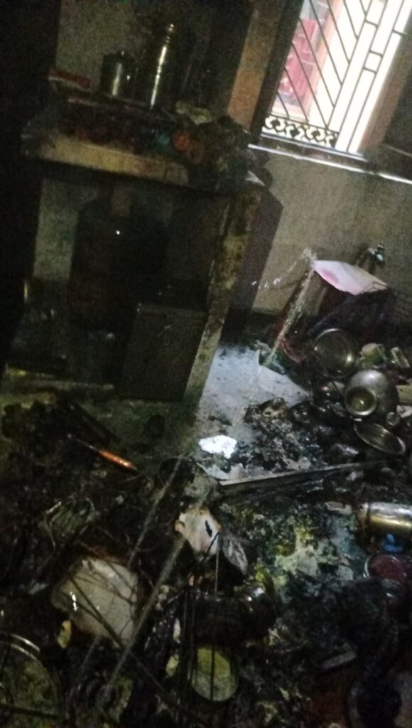शॉर्ट सर्किट से लगी आग, लंका पुलिस की तत्परता से टला बड़ा हादसा शॉर्ट सर्किट से लगी आग, लंका पुलिस की तत्परता से टला बड़ा हादसा शॉर्ट सर्किट से लगी आग, लंका पुलिस की तत्परता से टला बड़ा हादसा