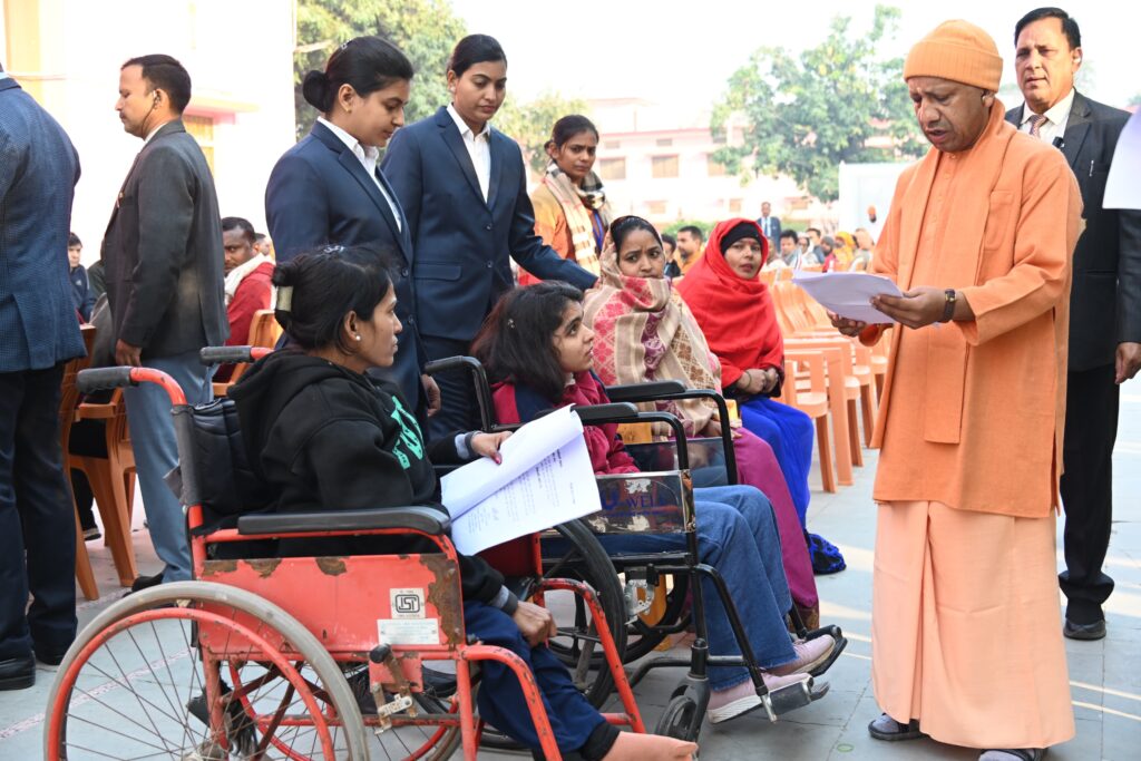 सीएम योगी ने जनता दर्शन में सुनी लोगों की समस्याएं, अधिकारियों को दिए समाधान के सख्त निर्देश सीएम योगी ने जनता दर्शन में सुनी लोगों की समस्याएं, अधिकारियों को दिए समाधान के सख्त निर्देश सीएम योगी ने जनता दर्शन में सुनी लोगों की समस्याएं, अधिकारियों को दिए समाधान के सख्त निर्देश